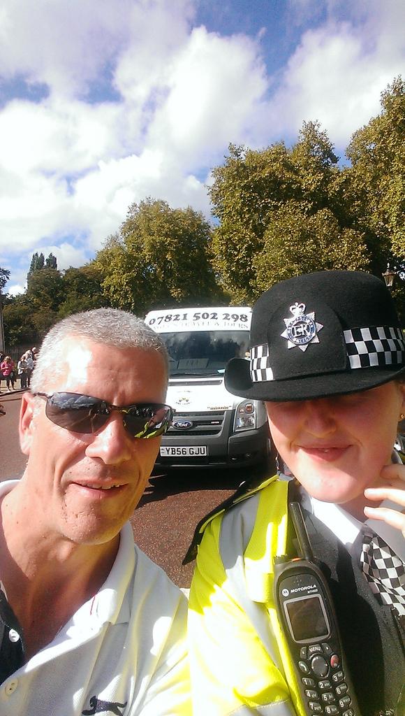 angelstandt's tweet photo. #London #Tours #ChangeOfTheGuards #BuckinghamPalace & friendly wpc selfie we #DriveHappy so that you #ArriveHappy http://t.co/LFtDx5N26y