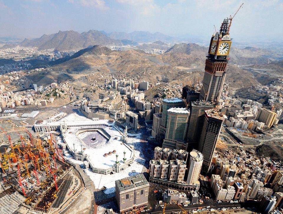 Turgut Cansever merhumun dikkat çektiği yücelik ve büyüklük arasındaki fark. 
Beytullah'ı rahatsız ettik.