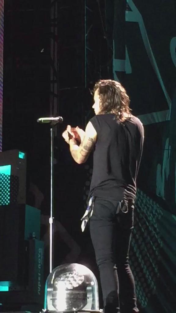 ZouisUpdatess's tweet photo. Harry Last Night #OTRABoston #OTRAGillette http://t.co/cU8vQb0z2C