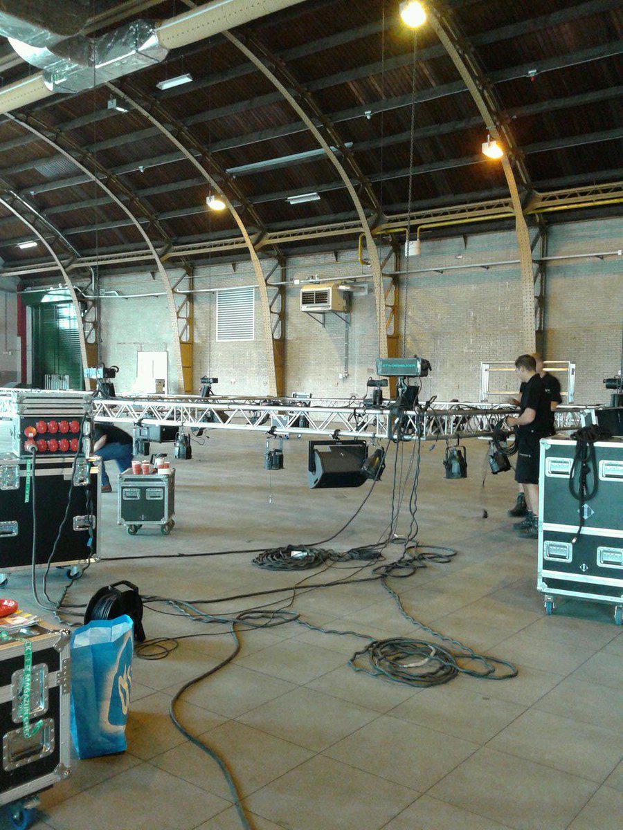 Druk met de opbouw in de koepelhal voor David Lankes op 15 sep <a href="/Cubiss/">Jessica Valencia</a> @ESIW15 @rengelfriet