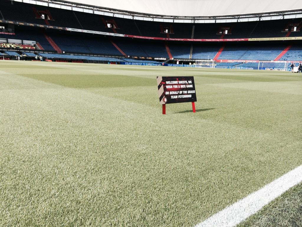 JeroenElshoff's tweet image. Nu nog rustig in de voetbaltempel van Nederland. Met een fan-tas-tische grasmat. #feywil