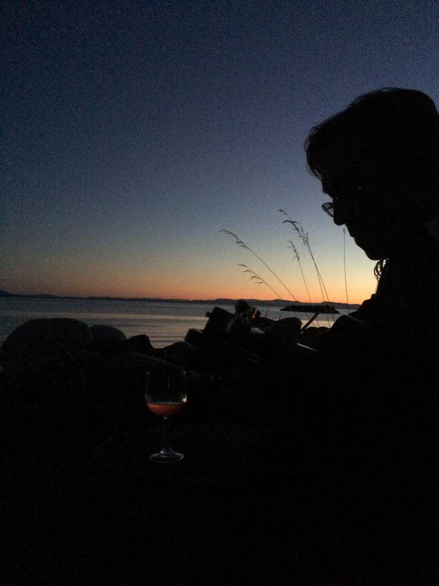 RWenzek's tweet photo. Best way to enjoy a sunset #guitar http://t.co/8KXjXgarSD