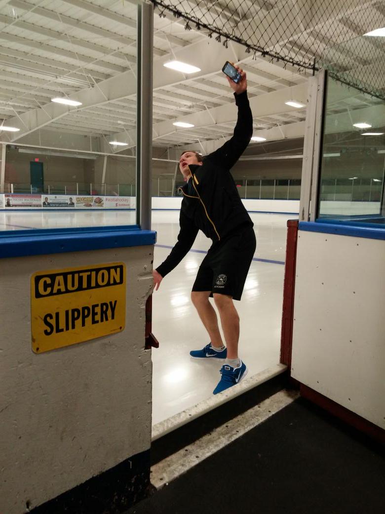 Capricorn1309's tweet photo. Careful! Ice is slippery! #NoShit #ThankYouForTheSign http://t.co/MqgVJTBrhB