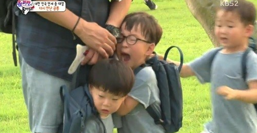soompi's tweet photo. Song Triplets Bawl and Run for Their Lives When They Meet Dinosaurs on #SupermanReturns
http://t.co/8LVltoJTgs http://t.co/Q6mH3jbAqU