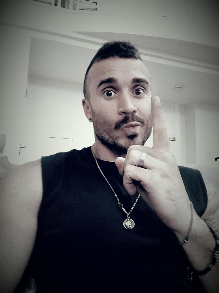 Darren Everest tweet media