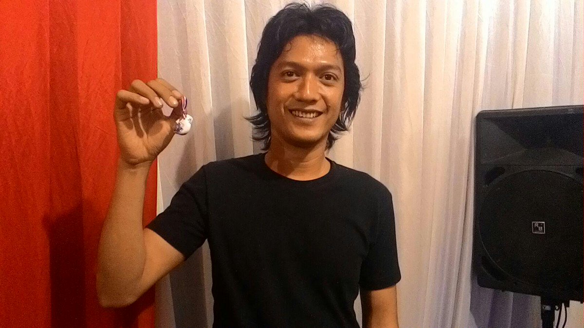 erasmusdocfest's tweet photo. Lucky winners @kucingperca @almasyahreza @paulinagrac and @aryunan in #ErasmusDocFest today! http://t.co/UMIMdjwbLv