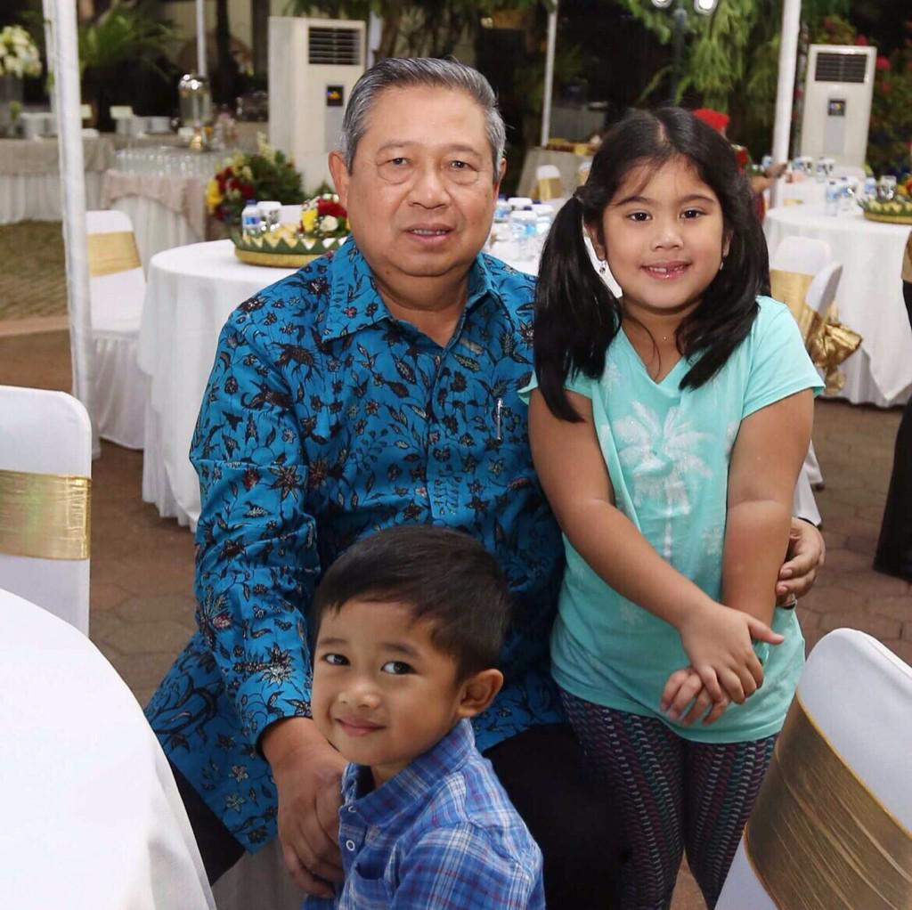 Ditemani cucu-cucu di akhir pekan.