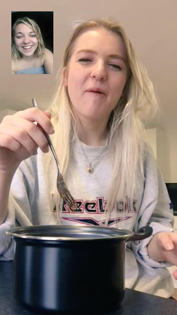 cbizzle106's tweet image. Facetiming my fave while she eats pasta out of a pan #studentlyf