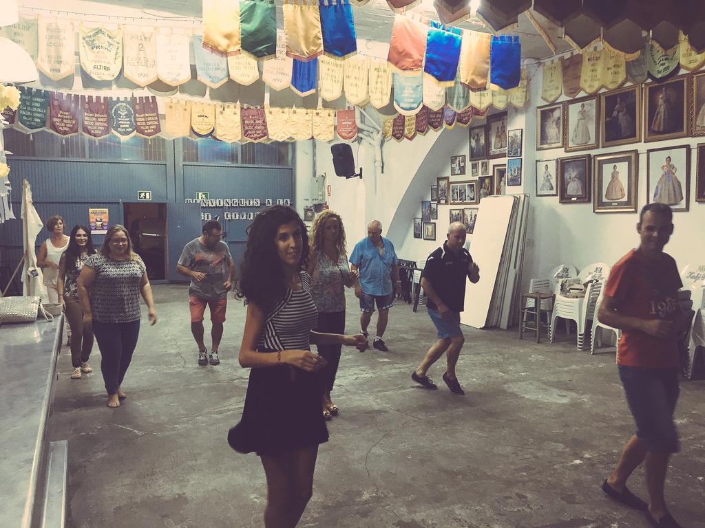 Retomamos las clases de baile... Apúntate ya!! Todos los viernes de 20h a 21h en el casal.💃🎶