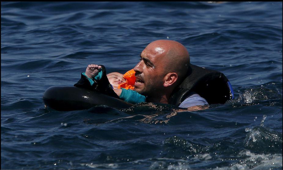 Refugee safe baby after Syrian vessel wreck that took them to the island of Lesbos, in Greece, this Sunday (13).