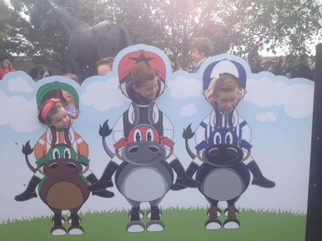 MKellaghan's tweet image. Cracking day @curraghrace kids having a ball #Moyglare