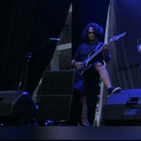 Mulai hari ini @ugiesugay resmi bergabung dgn Bipolar menggantikan Syahbani Akbar yg mengundurkan, keep solid ugie!