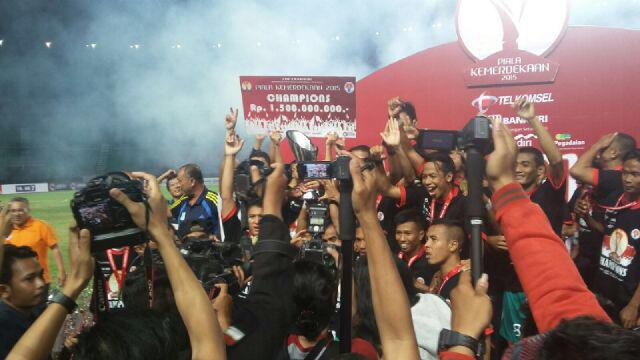 KEMENPORA RI (@kemenpora_ri) on Twitter photo Euforia kemenangan terlihat pada para pemain & official kesebelasan <a href="/PSMSOfficial/">PSMS Medan</a> yg menjadi juara #PialaKemerdekaan Euforia kemenangan terlihat pada para pemain & official kesebelasan <a href="/PSMSOfficial/">PSMS Medan</a> yg menjadi juara #PialaKemerdekaan