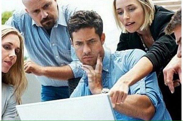 TheComedyHumor's tweet image. when your friends help you text your crush back