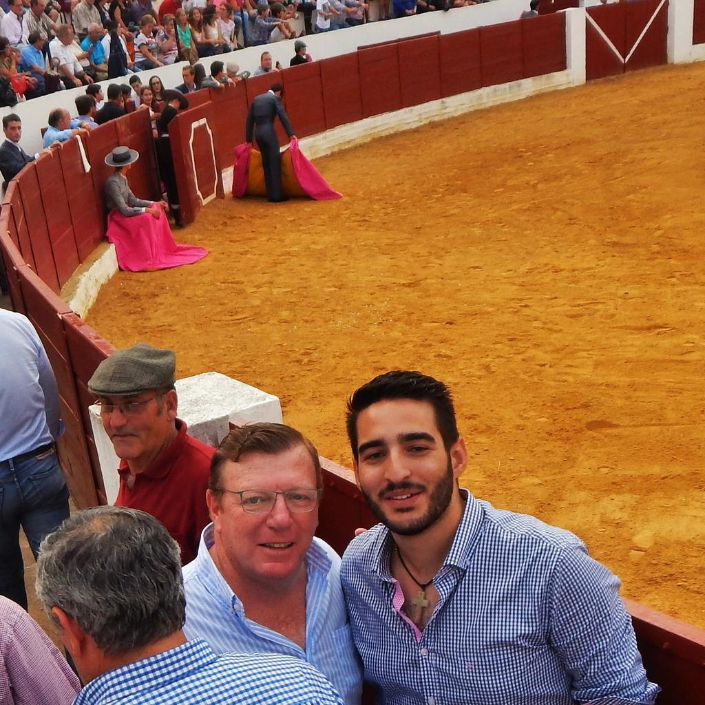 Ave_vet's tweet photo. Los Moranco siempre apoyan la fiesta!! Grande César! #YoVoyALosToros #ILoveTauromaquia http://t.co/Ru8YzVJ8ur