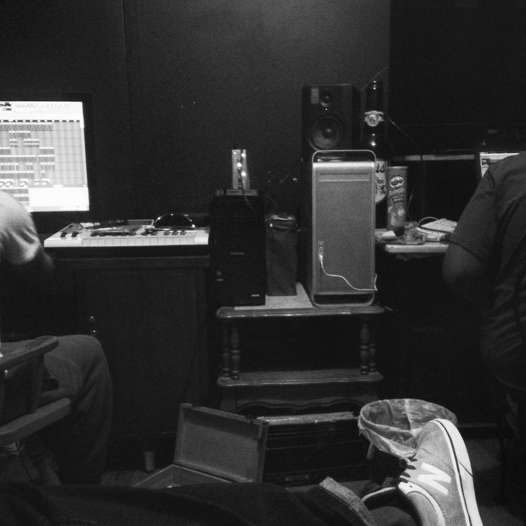 notiyboi's tweet photo. ...booth action... http://t.co/uHT6uEXVb8