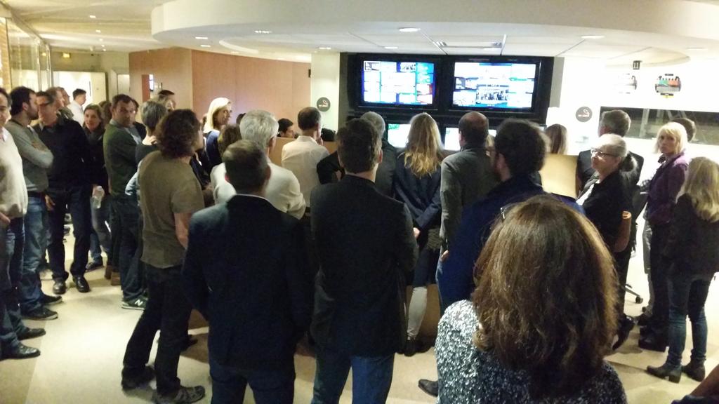 La rédaction rassemblée pour assister au dernier jt de <a href="/Claire_Chazal/">Claire Chazal</a>