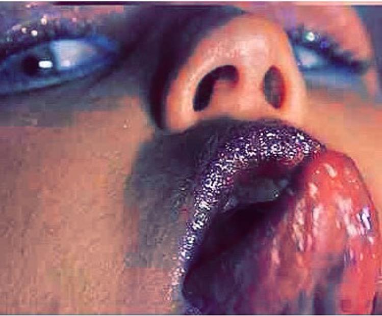 UpdatesOnCyrus's tweet image. A new music video for "Dooo It!" will be coming out this week! Miley will be riding a chopper! #DoooIt