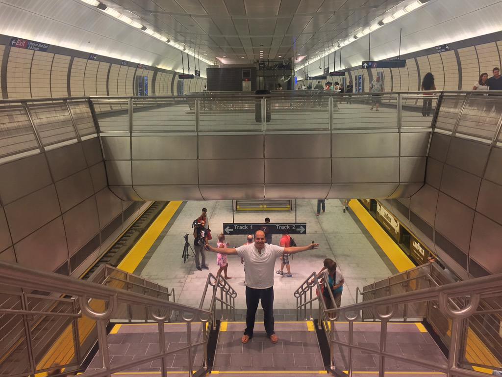 JamieStelter's tweet photo. The new 34th St-Hudson Yards station is stunning! Check out these extra wide, air conditioned platforms http://t.co/VYb1GNvkjs