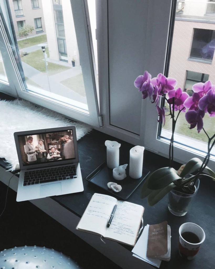 rtumasonyte's tweet photo. #coffeeMonday on the #windowstill today! Looking for the photoshoot ideas in the movies π₯ββ¦ http://t.co/M8cZdSYHSq http://t.co/BkHmJxficr