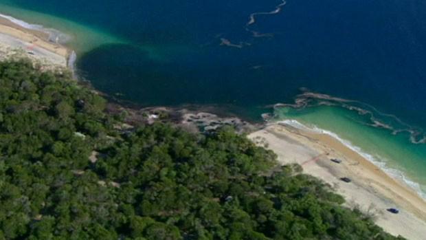 g1's tweet photo. Turistas escapam por pouco após 'buraco' engolir praia na Austrália http://t.co/Cwd3rIhuFq #G1 http://t.co/FOC7TNqzyK