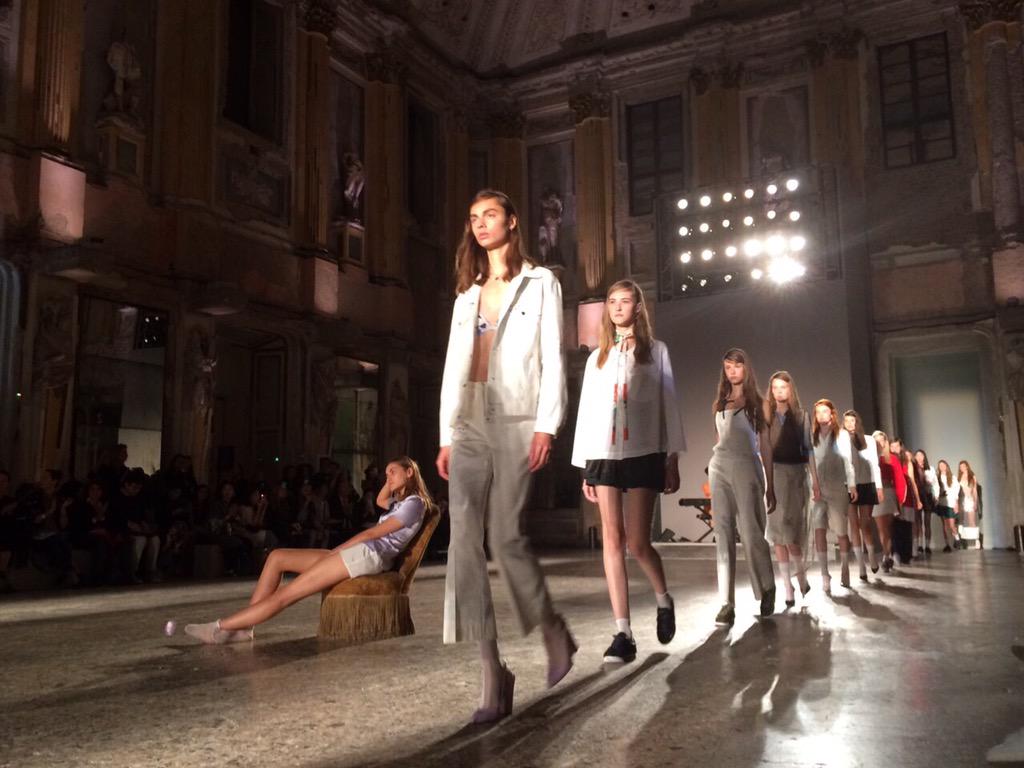 INFAS_FN's tweet image. 【ミラノコレ取材】注目の若手「アーサー アルベッセ」がミラノでは初となるショーを開催。会場にはプリントにも登場した猫の巨大なオブジェ。#MFW #MFW15 #arthurarbesser