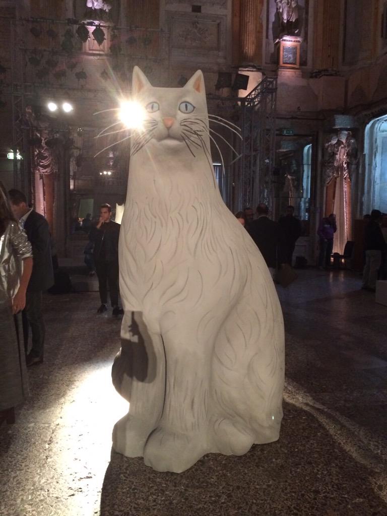 INFAS_FN's tweet image. 【ミラノコレ取材】注目の若手「アーサー アルベッセ」がミラノでは初となるショーを開催。会場にはプリントにも登場した猫の巨大なオブジェ。#MFW #MFW15 #arthurarbesser