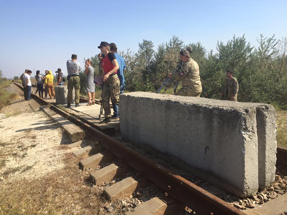 По этому пути давно не ездили. Блокирование ЖД путей. Бетонный блок на дороге. Перекрытая Железнодорожная ветка в Крым. Перекрытие ЖД путей.