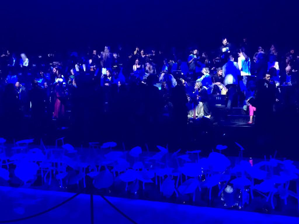 INFAS_FN's tweet image. 【ミラノコレ取材】「ジョルジオ アルマーニ」の会場には、水面に浮かぶハスの葉のようなセット。#MFW #MFW15 #giorgioarmani