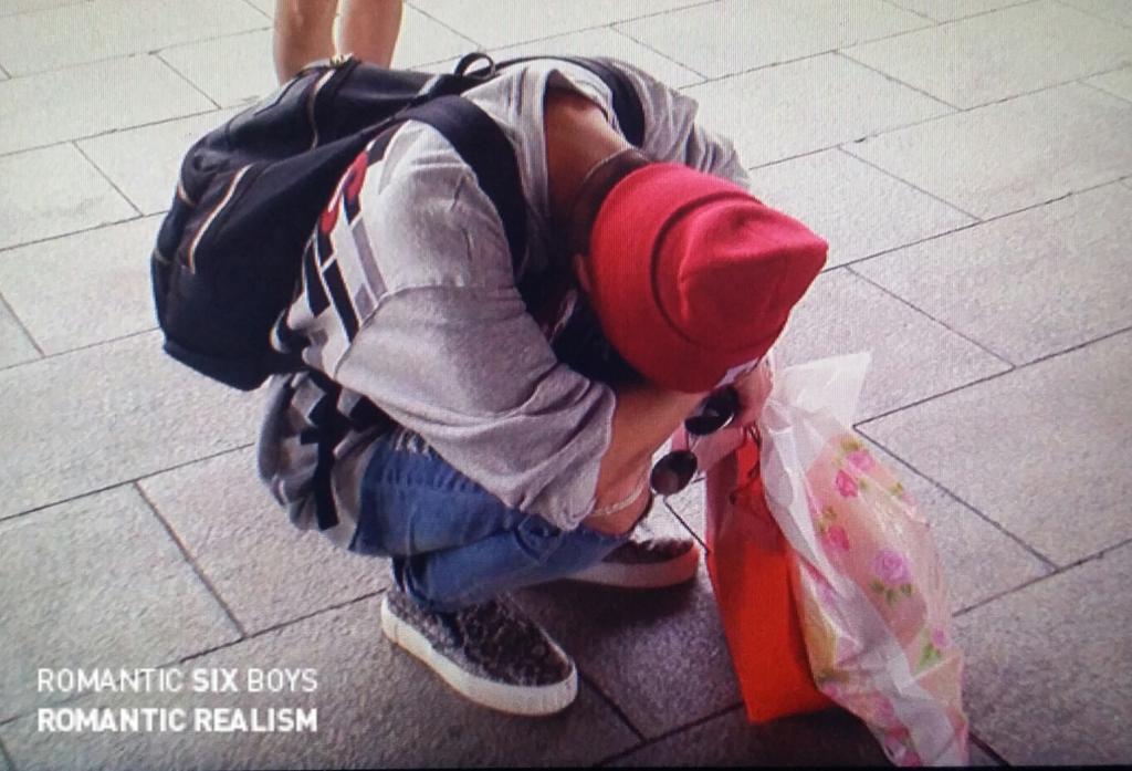 오늘 공항에서 엄마 못찾아서 주저앉은 아이돌.jpg | 인스티즈