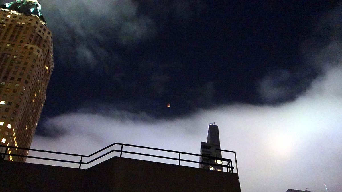SuperMoon Eclipse, Hell's Kitchen.
#SuperMoonEclipse, #HellsKitchen
(SuperMoon Eclipse, Hell's Kitchen)