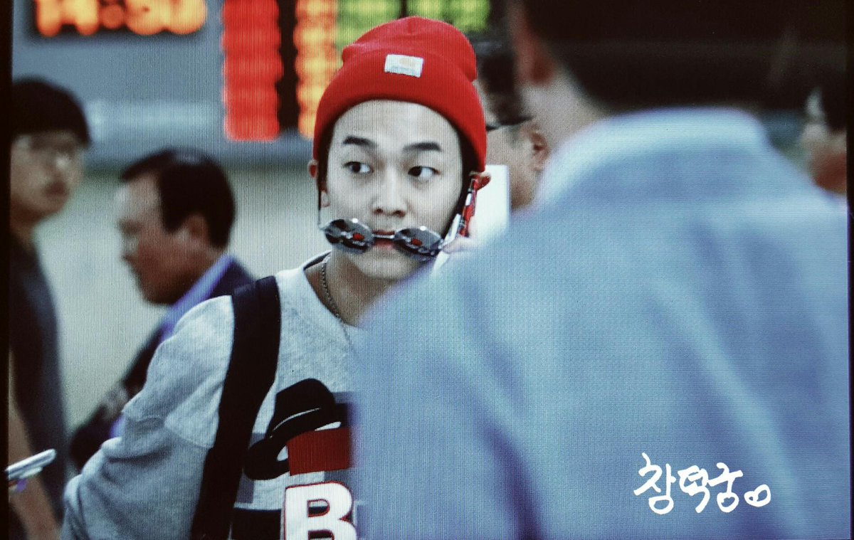 오늘 공항에서 엄마 못찾아서 주저앉은 아이돌.jpg | 인스티즈