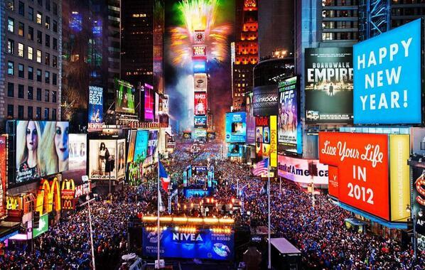 BaileyALyn78465's tweet photo. wish I was in Times Square at New Year's Eve http://t.co/1cWTtUN9JS