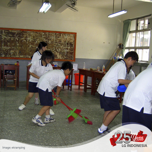 Selain bermanfaat untuk kebersihan kelas, piket juga membuat anak menjadi lebih bertanggung jawab #LGLovesSchool