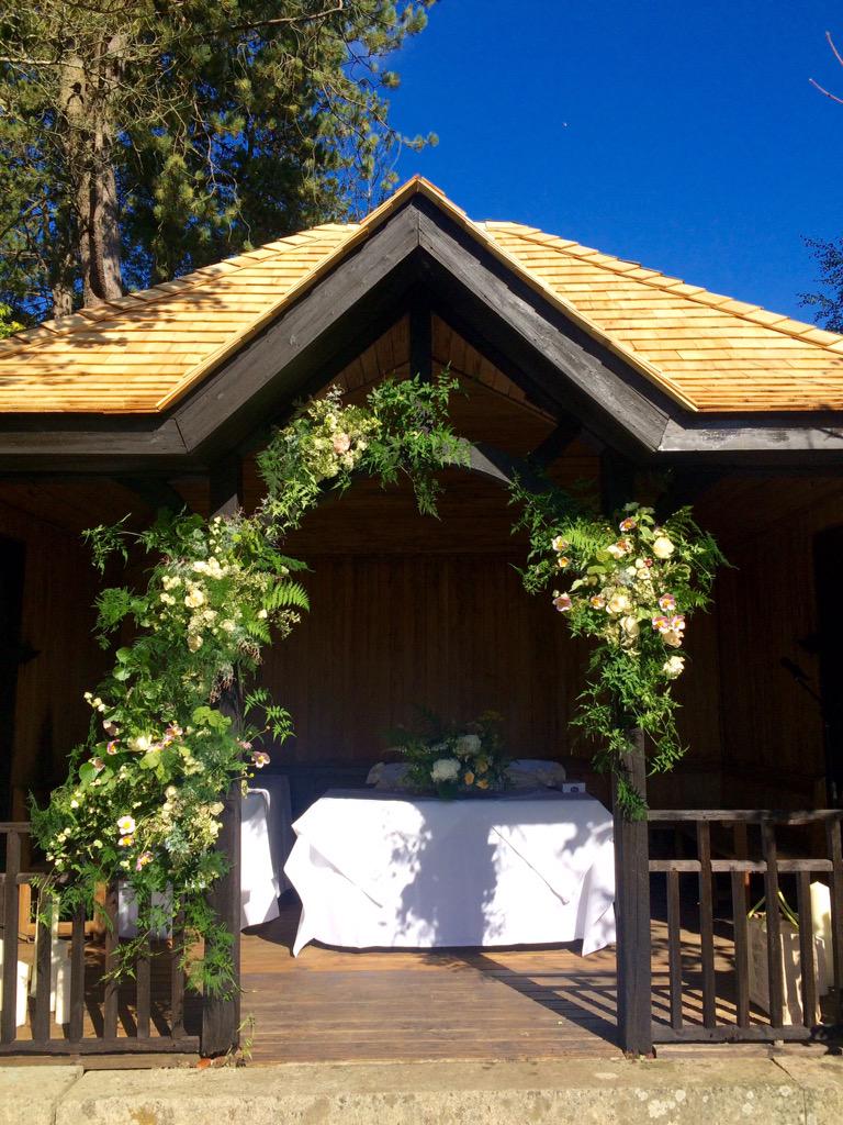 AMAZING setting for an outside ceremony! The beautiful summerhouse at <a href="/BoveyCastle/">BoveyCastle</a>. Flowers by <a href="/emmavowles/">Emma Vowles Flowers</a> #devon