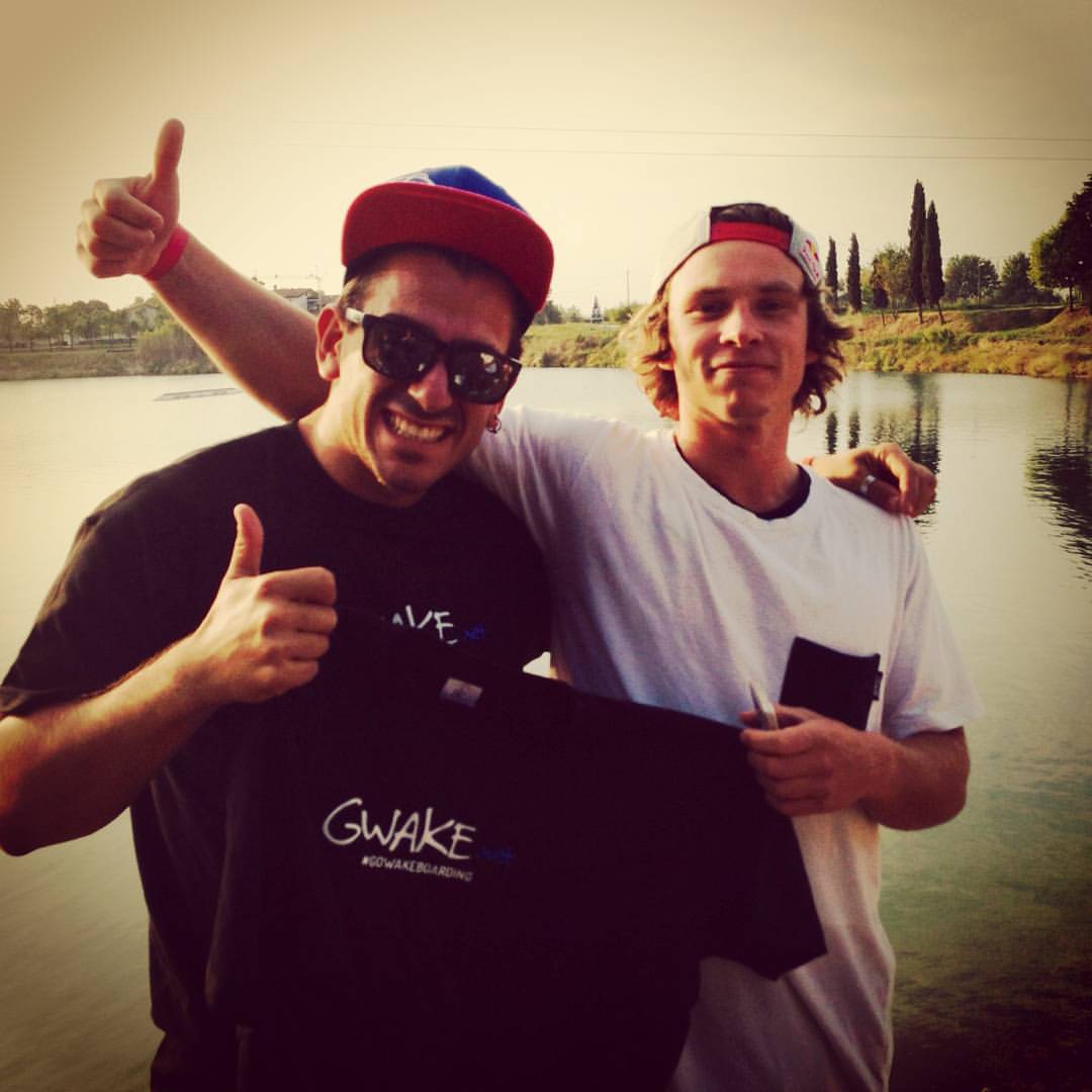 Breddas rider Jeremia Hoppe and rapper Gattaman supporting Gwake.Net! :D