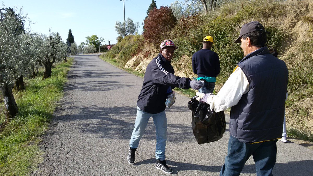 ACBArezzo's tweet photo. ACB a Puliamo il Mondo in loc. Pieve San Giovanni nel comune di Capolona (AR) @LegambienteAR http://t.co/I6BoeJoAx8