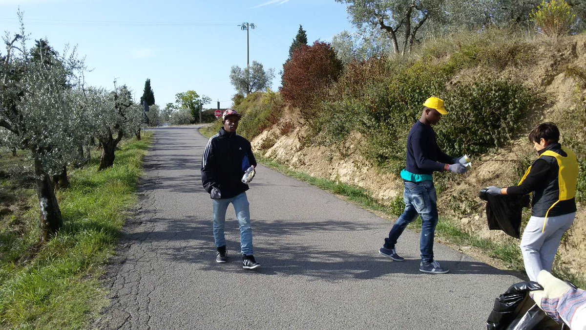 ACBArezzo's tweet photo. ACB a Puliamo il Mondo in loc. Pieve San Giovanni nel comune di Capolona (AR) @LegambienteAR http://t.co/I6BoeJoAx8
