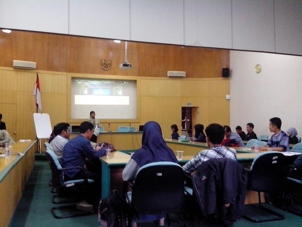 Selanjutnya penyampain TM Hari ke-2 (Seminar Nasional) oleh Giana <a href="/iycsd2015/">IYCSD2015</a> @RuangSidangLPPMUGM