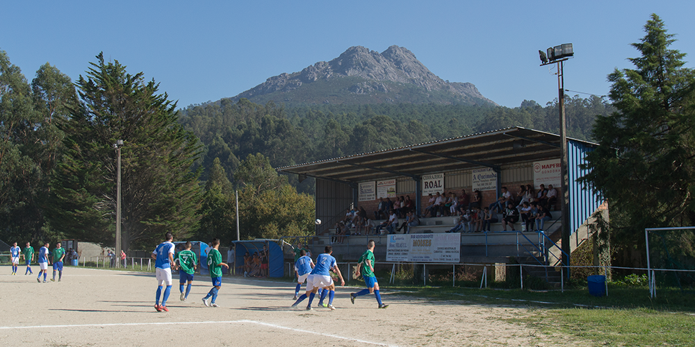 ofutboldaterra's tweet photo. Campo A Pasaxe (Vincios-Gondomar, Pontevedra)
@CDVincios 1-2 @RapidodePereiro
[FOTOS]:http://t.co/oKWF8N9DV6 http://t.co/ZrBqcvDVmm