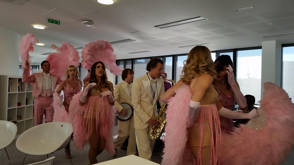 Quand la troupe de Mistinguett débarque au bureau le lundi matin. Ça réveille. #HeyMistinguett