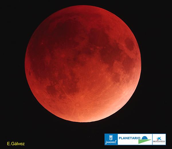 CaixaResearch's tweet photo. Gran éxito de la sesión de observación comentada del eclipse en el @PlanetarioMad. ¡Felicidades! Foto: E. Gálvez. http://t.co/52L2tUc0fr