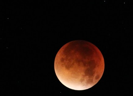 LindaLawtonDK's tweet photo. My first attempt at night photography.  #BloodMoonEclipse #eclipse2015 #Denmark #aalborg http://t.co/HS5PjWQqmo