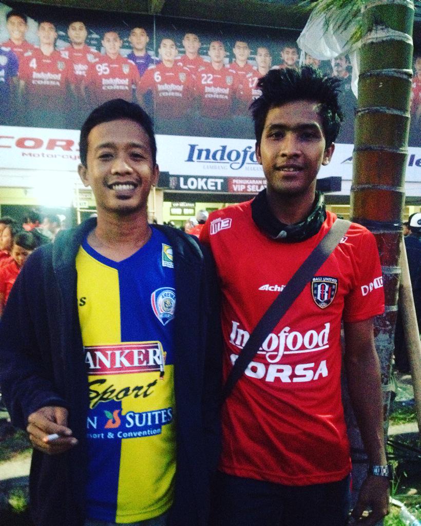 iwan__one's tweet photo. Beda warna tetap sodara,#salamsatujiwa #arema #aremania #aremadewata #semetondewata http://t.co/OBvljpz6wv