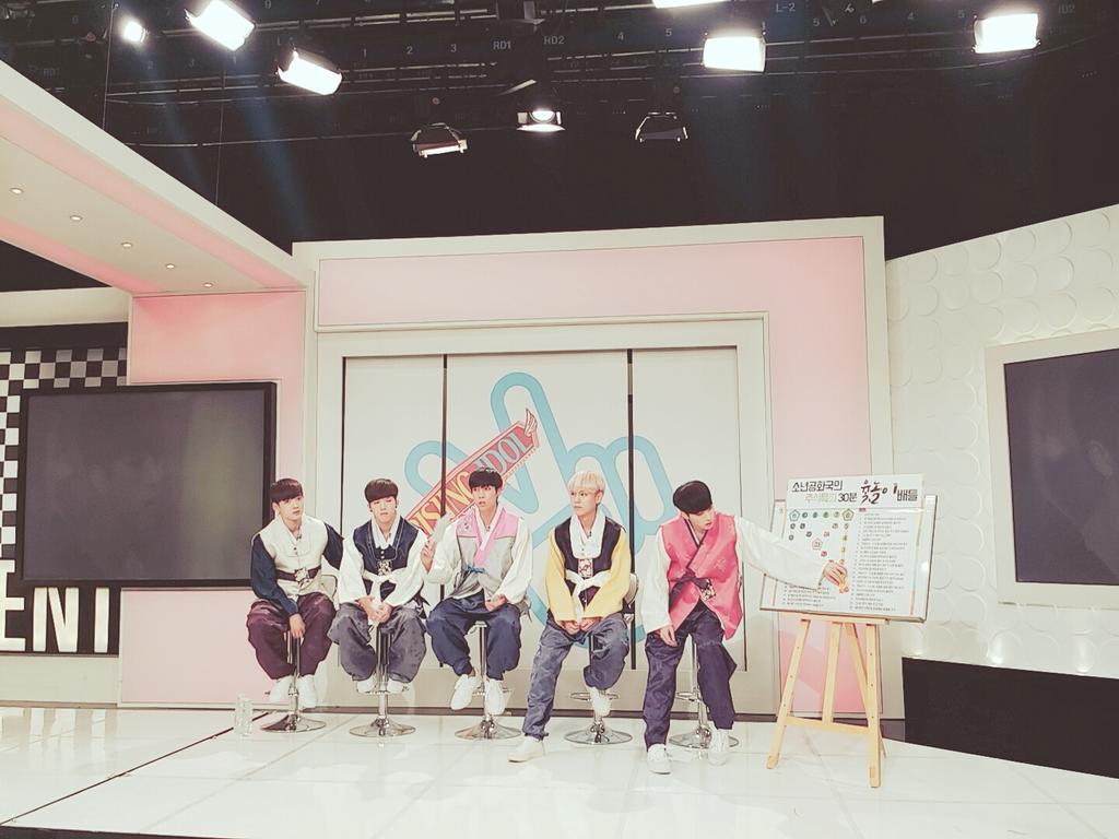 BoysRep_STAFF's tweet photo. [본방사수] 오늘 V앱 소년공화국과 함께하는 추!석!특!집! 30�� 윷놀이가 곧 시작됩니다♡ 아육대는 TV로 V앱은 폰으로! 오늘 우리 로열패밀리 바쁘다~바빠! #꼬���옷
http://t.co/eTri0Ffj77 http://t.co/6qxeeZ1c5w
