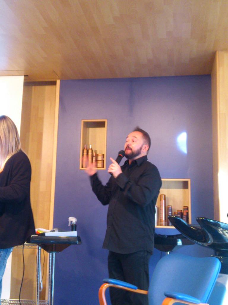 StyliumGroup's tweet photo. Y hoy en @kin_cosmetics viendo la presentación de #KINESSENCES color!!!👏🏻😀 http://t.co/nIaBiRM66c