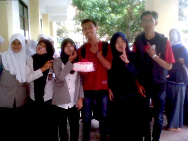 Yuni1519's tweet photo. Kejutan ti barudak Pas ultah ke 18 http://t.co/FK91Y0MFcm