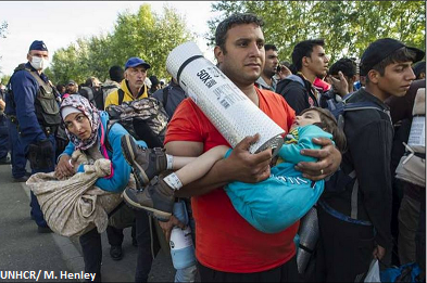 UNHCRItalia's tweet photo. Quando arrivano in Europa i #rifugiati possono trovare confusione ma anche gentilezza, grazie anche a volontari e ONG http://t.co/qxrvO4dRIN