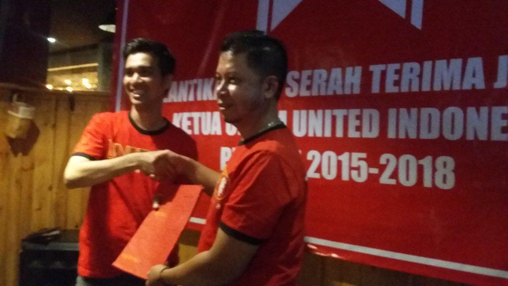 Penyerahan kembali Akta Pendirian Komunitas @UtdIndonesia kepada founder