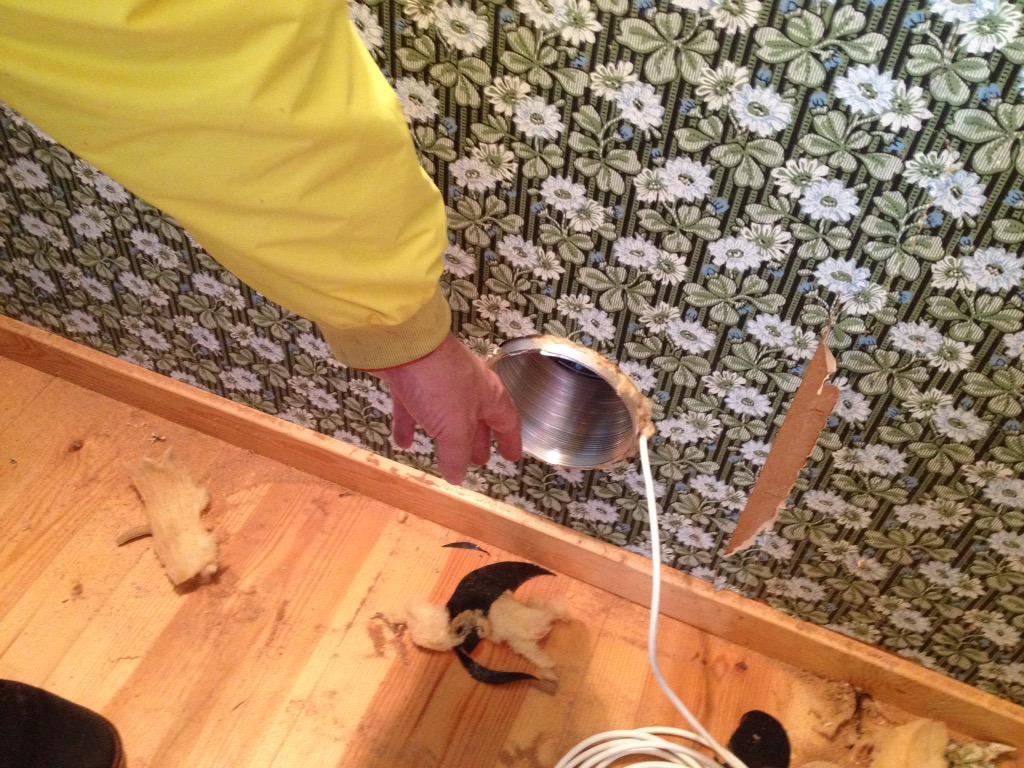 KarinWarlin's tweet photo. First#solar #vent today #solarventi at the cottage. warm dry air in and cold humid air out ,all #powered by the sun http://t.co/tm1ObtoDaC